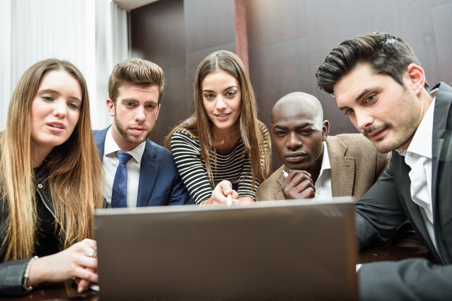 employees-paying-attention-computer